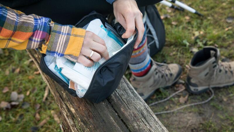 Für den Notfall: Blasenpflaster in die Reiseapotheke packen.