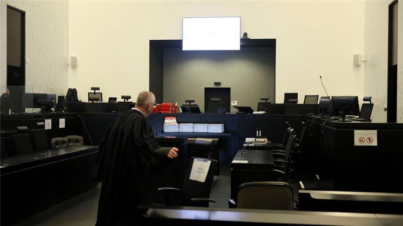 Chirurg gesteht Missbrauch - „abscheuliche Taten begangen“ Für den Prozess mit einer großen Zahl von Beteiligten wurde in der Provinzstadt Vannes in der Nähe des Gerichtsgebäudes ein weiteres Gebäude für die Übertragung der Verhandlung hergerichtet.