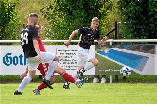 Für den TSV Lochtum, hier mit Nicholas Makus (li.) und Svante Heuer beim Sieg gegen Liebenburg, läuft es momentan sehr gut. Die Mannschaft ist in Liga und Pokal ungeschlagen. Foto: Drechsler
