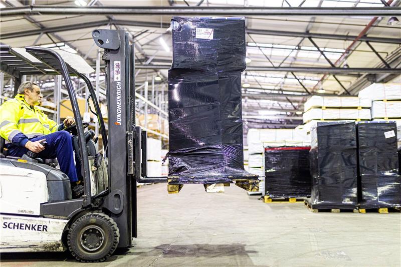 DB versorgt ukrainische Eisenbahn mit Generatoren Für den Transport vorbereitete Stromgeneratoren werden im DB Schenker Logistikzentrum verladen.