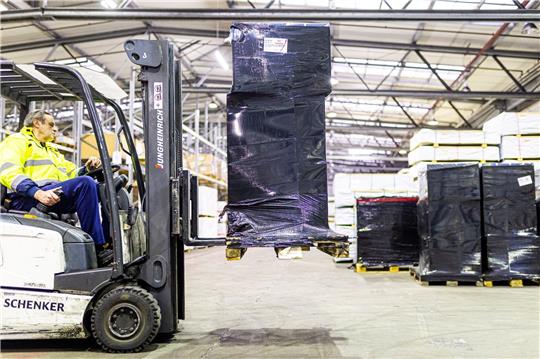 Für den Transport vorbereitete Stromgeneratoren werden im DB Schenker Logistikzentrum verladen.