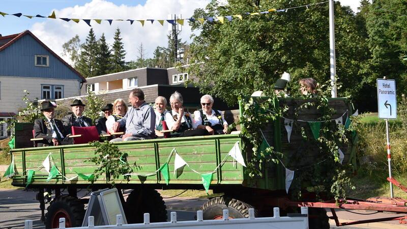 Für den Umzug haben die Teilnehmer in Hohegeiß sich und ihre Wagen herausgeputzt.