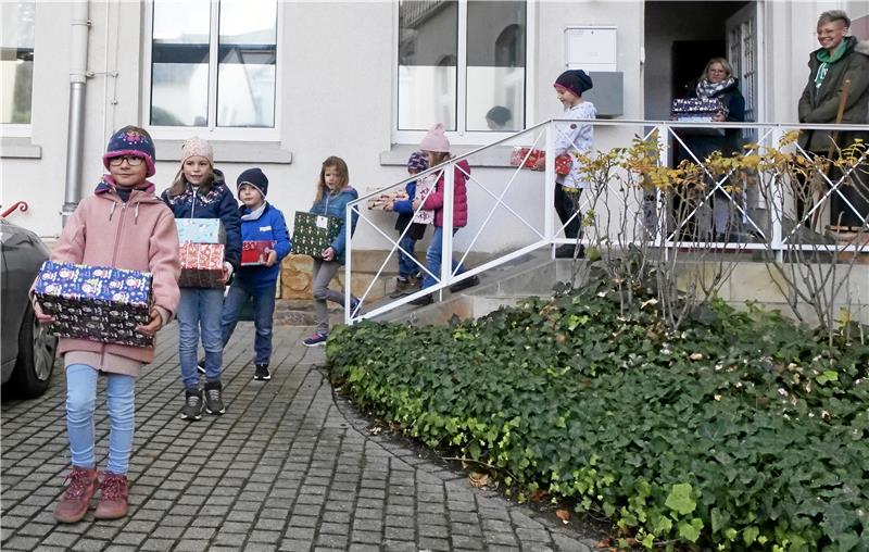 Für den „Weihnachtspäckchenkonvoi“ macht sich Wiebke Alter (r.) stark. Ihre Kinder und die Kinder von Bekannten und Freunden helfen beim Verladen der Pakete. Foto: Potthast