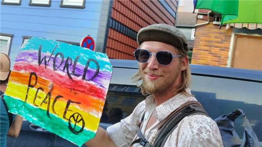 Für den Weltfrieden: Beim Umzug durch Clausthal-Zellerfeld macht die „Rainbow Family“ am Donnerstagnachmittag auf ihre Mission aufmerksam.
