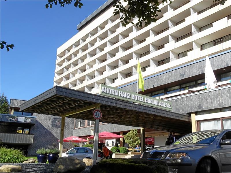 Für den einen oder anderen wird es vielleicht noch ein wenig Gewöhnungszeit brauchen: Das „Maritim“, das Jahrzehnte lang über Braunlage blickte, heißt jetzt „Ahorn Harz Hotel“. Geschäftsführer Michael Bob (rundes Bild rechts) übergibt dem neuen Hoteldirektor Michael Naber den symbolischen Schlüssel. Foto: Exner