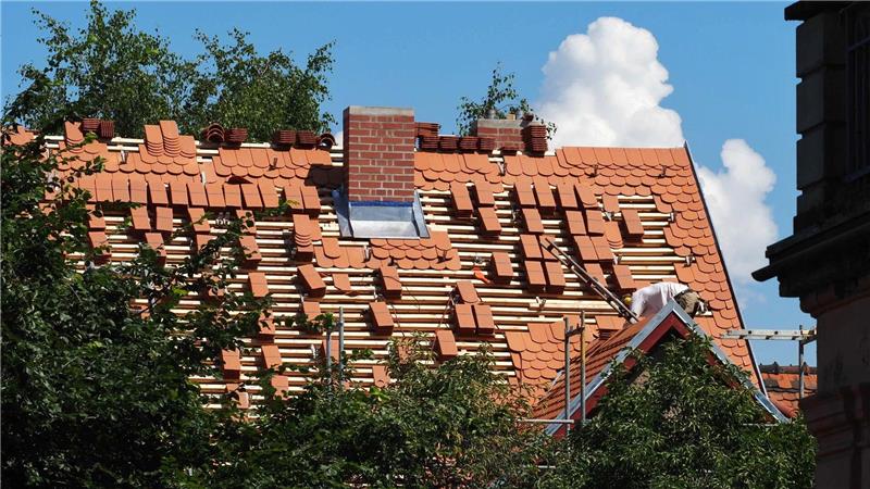 Studie: 1,4 Billionen Euro für klimagerechten Umbau nötig Für den klimagerechten Umbau aller deutschen Wohnimmobilien wären laut einer Studie rund 1,4 Billionen Euro nötig. (Archivbild)