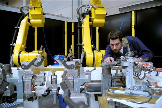 Für die 440 Beschäftigten bei Magna in salzgitter gilt eine Jobgarantie bis 2025. Foto: Bernward Cornes