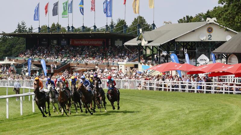 Für die Adlerflug-Lounge neben der Tribüne gibt es exklusive VIP-Tickets für die Konzerte im August. 