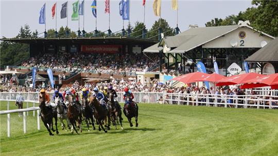 Für die Adlerflug-Lounge neben der Tribüne gibt es exklusive VIP-Tickets für die Konzerte im August. 