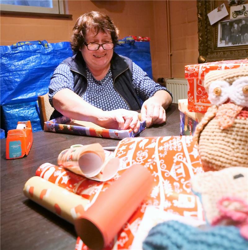 Für die Aktion "Weihnachten im Schuhkarton“ hat Gudrun Reinecke gesammelt, geklebt und gepackt. Ende der 46. Kalenderwoche bringt sie ihre Päckchen zur Oberharzer Sammelstelle. Foto: Potthast