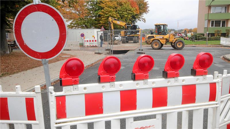 Wann können Häuslebauer in Schladens neuem Baugebiet loslegen? Für die Anbindung der neuen Regenwasserleitung an das bestehende Kanalnetz ist derzeit der Kreuzungsbereich Jahnstraße/Am Sportplatz voll gesperrt.