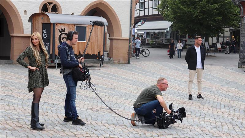 Für die Anmoderation: Das Drehteam im Auftrag von Kabel Eins hat Spaß an der Stimmung auf dem Marktplatz. Hier echts im Bild: Sterne-koch Robin Pietsch. Er wird als "Host" die Harzer Ausgabe von "Mein Lokal, Dein Lokal" moderieren.