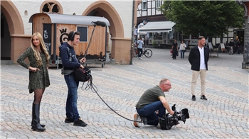 Für die Anmoderation: Das Drehteam im Auftrag von Kabel Eins hat Spaß an der Stimmung auf dem Marktplatz. Hier echts im Bild: Sterne-koch Robin Pietsch. Er wird als "Host" die Harzer Ausgabe von "Mein Lokal, Dein Lokal" moderieren.