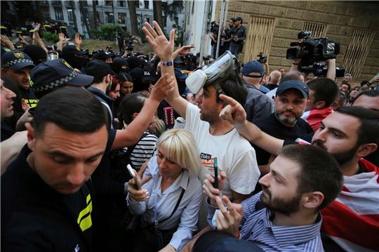 Für die Annahme des Gesetzes sind drei Lesungen notwendig. Regierungschef Irakli Kobachidse hat bereits angekündigt, die dritte Lesung trotz der anhaltenden Proteste in zwei Wochen abzuhalten.