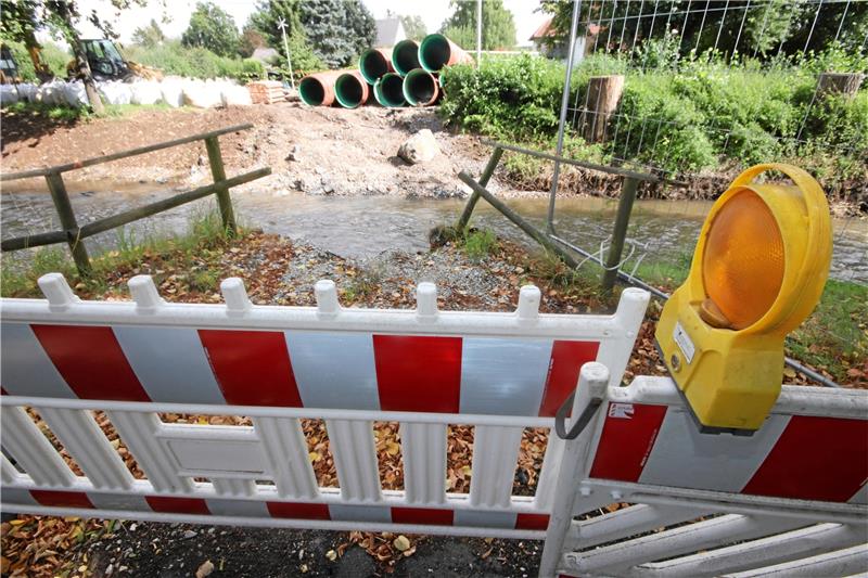 Für die Aufweitung muss auch eine alte Fußgängerbrücke weichen. Foto: Gereke