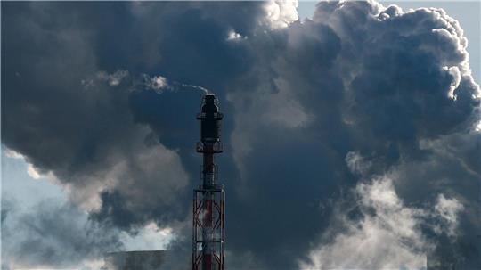 Für die Beschäftigten der Chemie- und Pharmaindustrie verlangt die IG BCE spürbar höhere Gehälter. (Symbolbild)