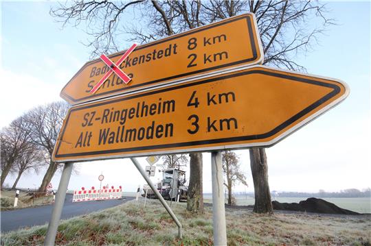 Für die Durchfahrt gesperrt, Baumaschinen rollen aber auch nicht: Bei der Fahrbahnerneuerung der L 496 kommt es zu witterungsbedingten Verzögerungen.  Foto: Gereke