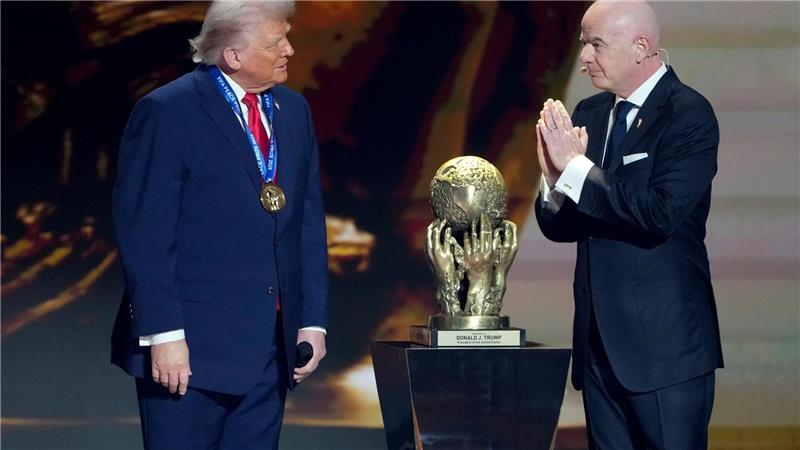 Für die Ehrung von Donald Trump (l.) mit dem FIFA-Friedenspreis bekam Gianni Infantino viel Kritik (Archivbild). 
