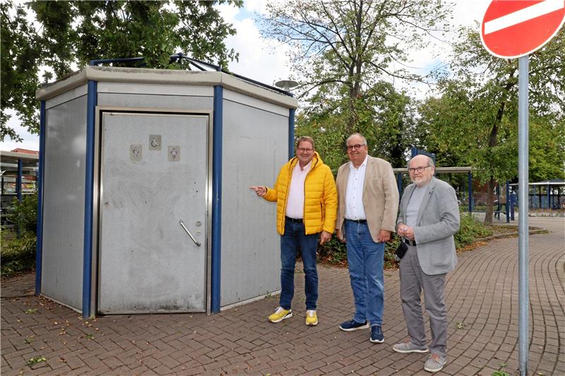 Marcus Bosse (SPD) zieht Bilanz für Schladen-Werla Für die Erneuerung der Toilette am Schladener Bahnhof fließen 90.540 Euro an Landesfördermitteln. Baubeginn könnte im Frühjahr 2023 sein. Landtagsmitglied Marcus Bosse, Ratsvorsitzender Michael Hausmann und Ortsbürgermeister Heinz-Jürgen Wiechens (v. li.) machen sich ein Bild vom derzeit desolaten Zustand. Foto: Jambrek