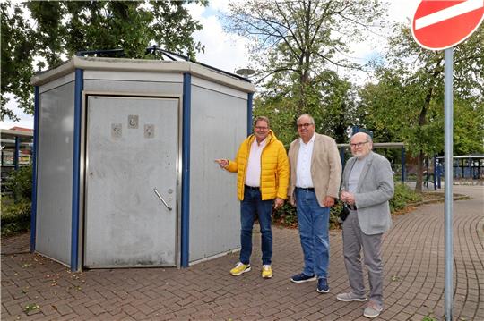 Für die Erneuerung der Toilette am Schladener Bahnhof fließen 90.540 Euro an Landesfördermitteln. Baubeginn könnte im Frühjahr 2023 sein. Landtagsmitglied Marcus Bosse, Ratsvorsitzender Michael Hausmann und Ortsbürgermeister Heinz-Jürgen Wiechens (v. li.) machen sich ein Bild vom derzeit desolaten Zustand. Foto: Jambrek