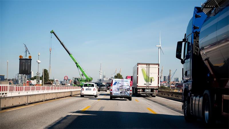 Für die Erweiterung der A7 südlich des Elbtunnels wurde zwei neue Fahrspuren zwischen die bestehenden Richtungsfahrbahnen eingebaut. (Archivbild)