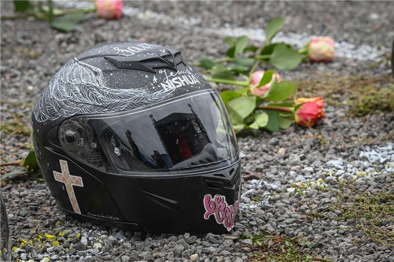 Zwei Tote bei Motorradunfällen im Harz: Biker sterben an Unfallstelle Für die Fahrerin kam jede Hilfe zu spät. Symbolbild: picture alliance/dpa | Heiko Rebsch