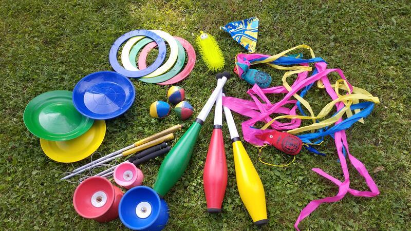 Für die Familien liegen viele Jongliermaterialien bereit.