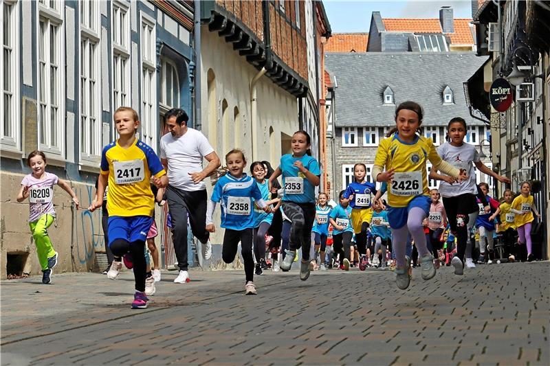 Läufer-Ansturm: Goslarer Altstadtlauf stößt an seine Grenzen Für die Grundschüler geht es vom Marktplatz aus auf eine 1000-Meter-Runde. Hier im Mädchen-Rennen sind 250 Läuferinnen am Start, bei den Jungen wetteifern 242 Läufer um den Sieg. Fotos: Epping