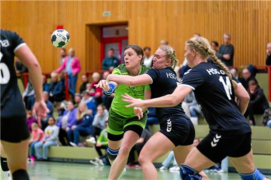 Für die HSG Langelsheim/Astfeld steht ein Wiedersehen mit der HSG Oha auf dem Spielplan, hier eine Szene mit Sarah Schilff (l.), die beim 36:33-Heimsieg vorige Saison überragende 18 Tore erzielte. Foto: Drechsler