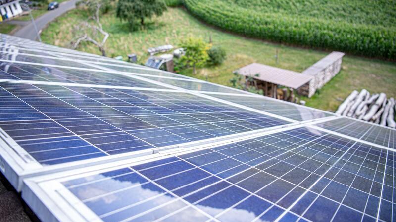 Die Kosten im Griff: Energetische Sanierung finanzieren Für die Installation von Photovoltaikanlagen auf Privathäusern stehen verschiedene Förderungen von Bund und Ländern zur Verfügung.
