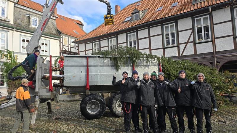 So langsam verwandelt sich Goslar in eine Adventsstadt Für die Jungs von Elektro Olbrich steht die Beleuchtung des Weihnachtswaldes auf der Agenda.