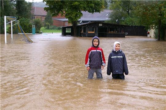 Für die Kinder des Ortes war das „Jahrhunderthochwasser“ von 2017 in Neuwallmoden ein spannendes Ereignis. Foto: GZ-Archiv