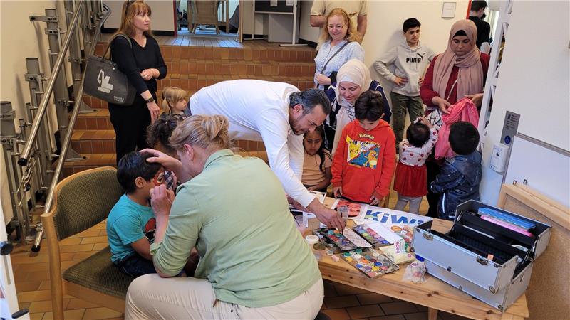 Für die Kinder gibt es Bastelangebote und die Möglichkeit, sich schminken zu lassen. Das übernimmt Stefanie Sandau (vorne).