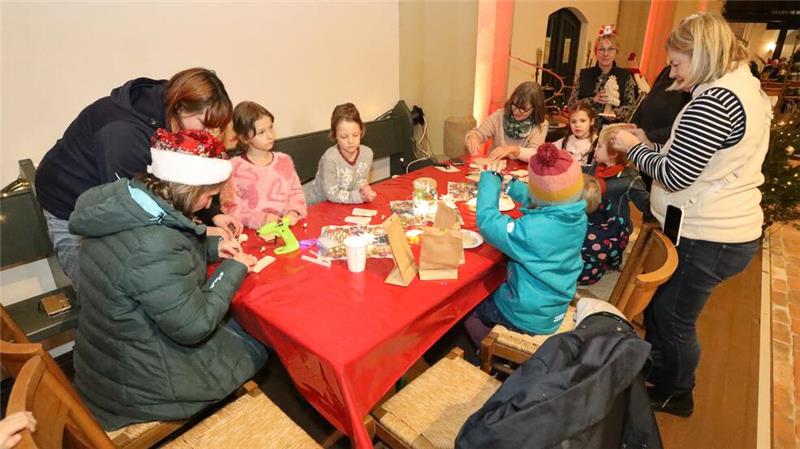 Für die Kinder gibt es ein Bastelangebot.