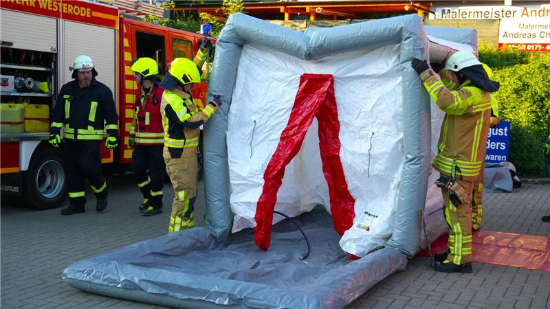 Bad Harzburger Feuerwehr muss im Schutzanzug shoppen Für die Nachbereitung des Einsatzes bauen die Einsatzkräfte eine Dekontaminationsstelle auf.