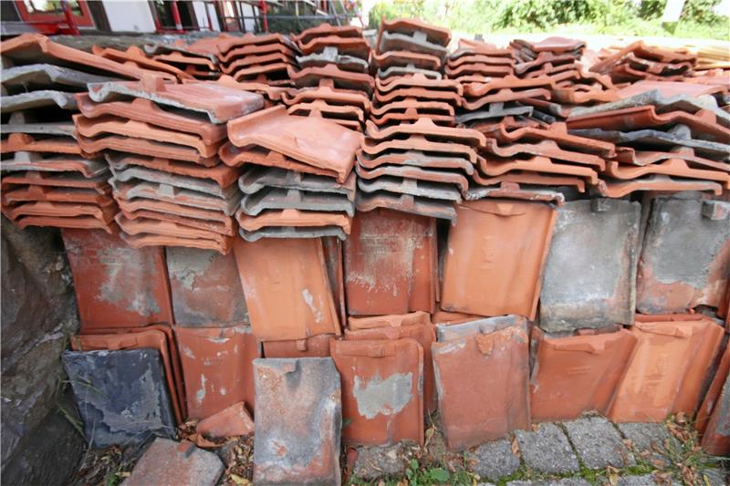 Umbau der Verwaltung in Schladen: Es wird teurer und dauert länger Für die Neueindeckung des Hauses C werden die alten Dachziegel wiederverwendet. Sie sind teilweise bauzeitlich, also mehr als 250 Jahre alt. Foto: Gereke
