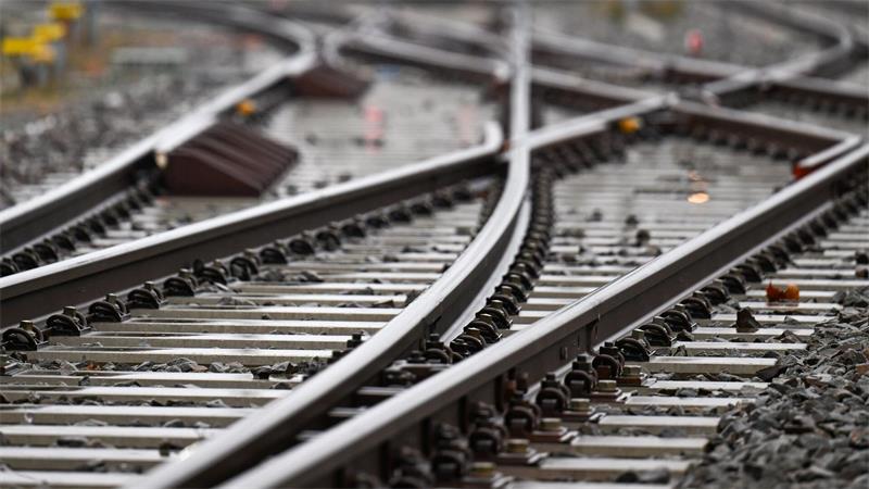 Für die Nutzung der Schieneninfrastruktur müssen Verkehrsunternehmen Geld an die DB InfraGo zahlen. (Archivbild)