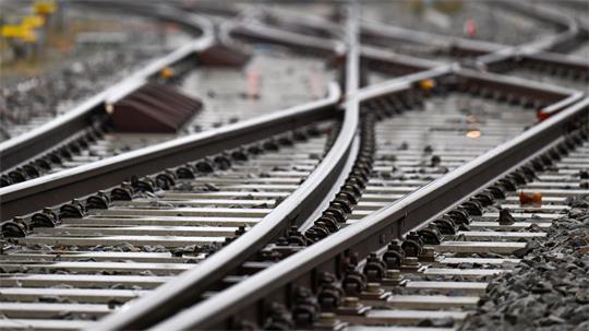 Für die Nutzung der Schieneninfrastruktur müssen Verkehrsunternehmen Geld an die DB InfraGo zahlen. (Archivbild)
