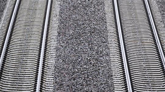 Für die Nutzung der Schieneninfrastruktur müssen Verkehrsunternehmen Geld an die DB InfraGo zahlen. (Archivbild)