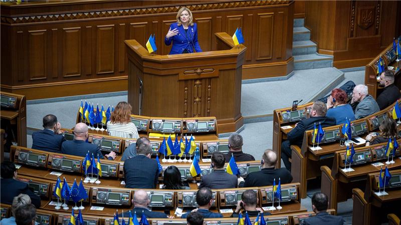 Für die Rede von Bundestagspräsidentin Julia Klöckner (CDU) gibt es Applaus von den Abgeordneten der Werchowna Rada.