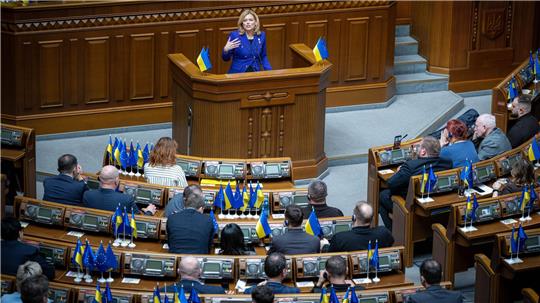 Für die Rede von Bundestagspräsidentin Julia Klöckner (CDU) gibt es Applaus von den Abgeordneten der Werchowna Rada.