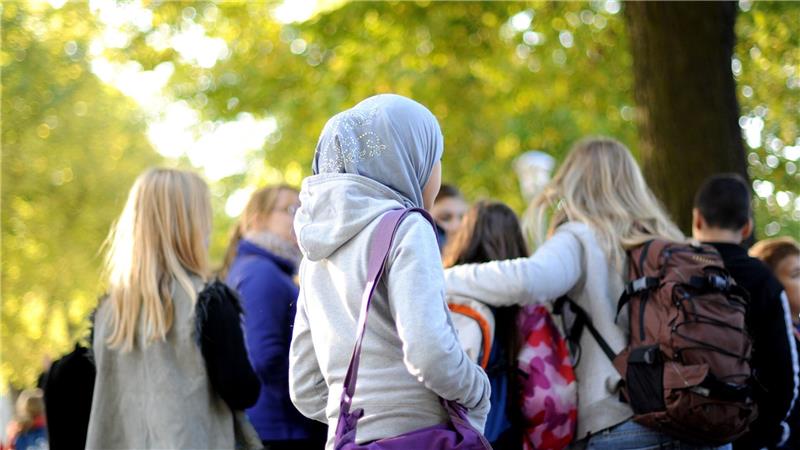 Für die Regel, das Tragen von Kopftüchern nur auf Antrag erlauben zu wollen, musste eine Schule in Melle viel Kritik einstecken - und ist inzwischen zurückgerudert. (Archivfoto)