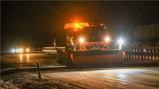 Für die Retter kommt das Streufahrzeug zur rechten Zeit. (Symbolbild)