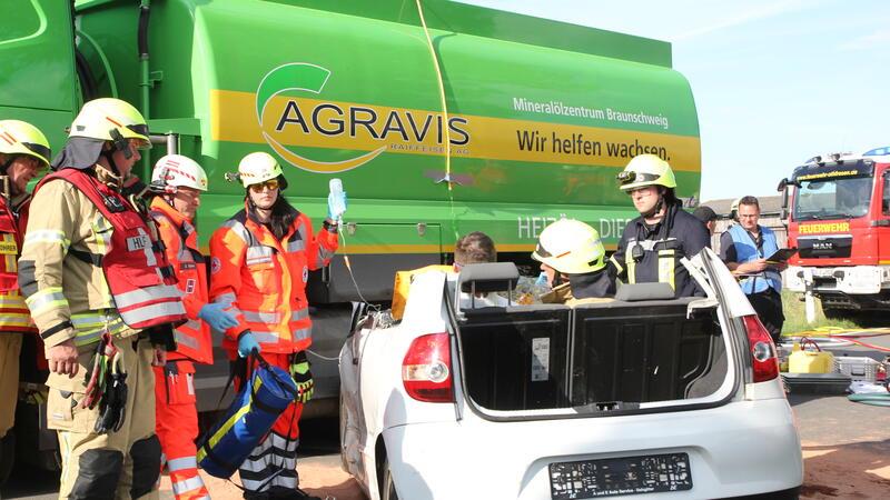 Verkehrsunfall mit Verletzten und einem auslaufenden Diesel-Laster Für die Rettung der dritten Person muss das Dach des Autos entfernt werden.
