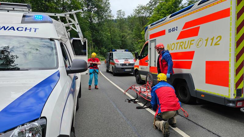 Unfall im Okertal: Kletterer stürzt an Marienwand ab – verletzt Für die Rettung musste die Bundesstraße 498 zeitweise voll gesperrt werden.