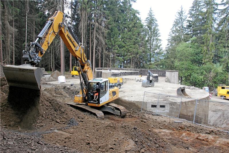 Für die Sanierung des Wasserwerks muss auf der Baustelle Platz geschaffen werden. Die Bagger bewegen dafür insgesamt rund 1600 Kubikmeter Erde. Die Modernisierung des Wasserwerks kostet etwa 1,8 Millionen Euro.  Fotos: Ciszewski