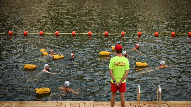 Pariser können wieder in der Seine Schwimmen Für die Schwimmerinnen und Schwimmer in der Seine gibt es Umkleiden, Strandstühle und eine Badeaufsicht.