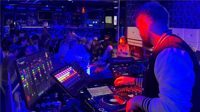 Vom Altersheim auf den Dancefloor Für die Senioren spielt der DJ Hits aus deren Jugend.