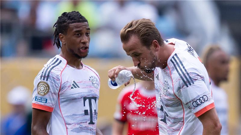 Trotz Hitze: FIFA verbietet leere Wasserflaschen in Stadien Für die Spieler gibt es pro Halbzeit eine Trinkpause. (Archivbild)