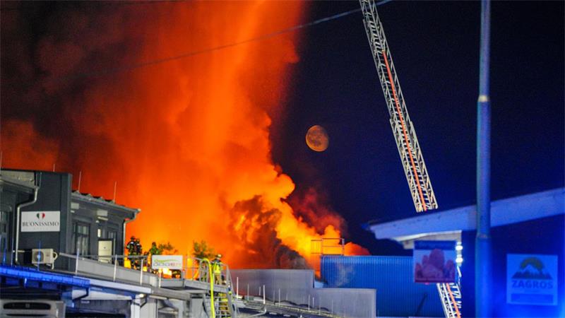 Immenser Schaden nach Feuer auf Stuttgarter Großmarkt Für die Stuttgarter Feuerwehr war es einer der größten Einsätze seit Jahren.